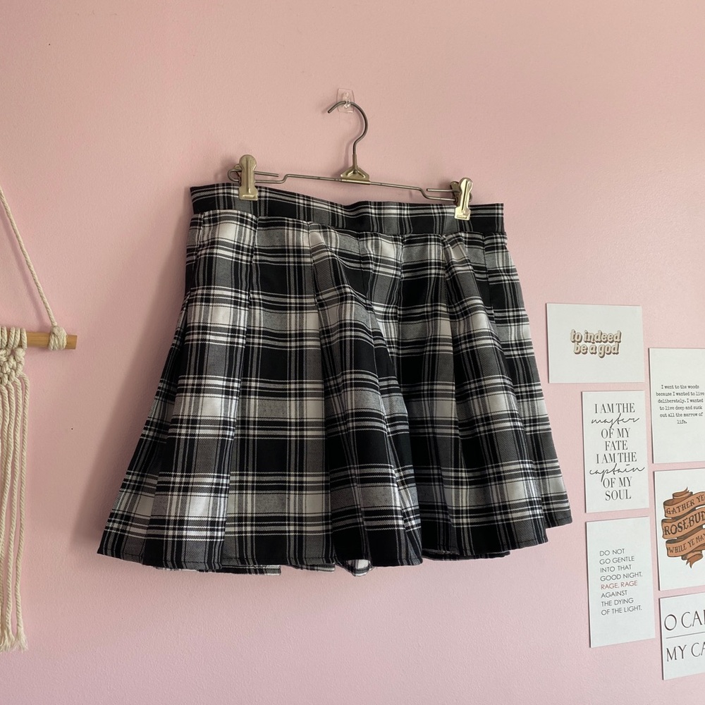 Super cute women’s plaid skater skirt new with tags dark academia size large
